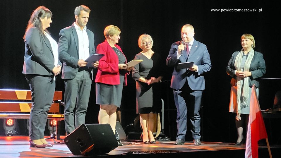 Na zdjęciu: uczestnicy obchodów Dnia Edukacji narodowej, które odbyły się we wtorek, 11 października 2022 roku, w sali widowiskowej Powiatowego Centrum Animacji Społecznej w Tomaszowie Mazowieckim Na zdjęciu: uczestnicy obchodów Dnia Edukacji narodowej, które odbyły się we wtorek, 11 października 2022 roku, w sali widowiskowej Powiatowego Centrum Animacji Społecznej w Tomaszowie Mazowieckim