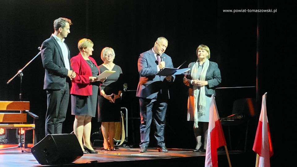 Na zdjęciu: uczestnicy obchodów Dnia Edukacji narodowej, które odbyły się we wtorek, 11 października 2022 roku, w sali widowiskowej Powiatowego Centrum Animacji Społecznej w Tomaszowie Mazowieckim Na zdjęciu: uczestnicy obchodów Dnia Edukacji narodowej, które odbyły się we wtorek, 11 października 2022 roku, w sali widowiskowej Powiatowego Centrum Animacji Społecznej w Tomaszowie Mazowieckim