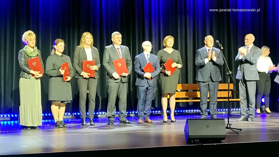 Na zdjęciu: uczestnicy obchodów Dnia Edukacji narodowej, które odbyły się we wtorek, 11 października 2022 roku, w sali widowiskowej Powiatowego Centrum Animacji Społecznej w Tomaszowie Mazowieckim Na zdjęciu: uczestnicy obchodów Dnia Edukacji narodowej, które odbyły się we wtorek, 11 października 2022 roku, w sali widowiskowej Powiatowego Centrum Animacji Społecznej w Tomaszowie Mazowieckim