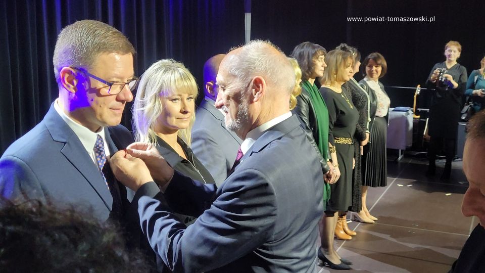 Na zdjęciu: uczestnicy obchodów Dnia Edukacji narodowej, które odbyły się we wtorek, 11 października 2022 roku, w sali widowiskowej Powiatowego Centrum Animacji Społecznej w Tomaszowie Mazowieckim Na zdjęciu: uczestnicy obchodów Dnia Edukacji narodowej, które odbyły się we wtorek, 11 października 2022 roku, w sali widowiskowej Powiatowego Centrum Animacji Społecznej w Tomaszowie Mazowieckim