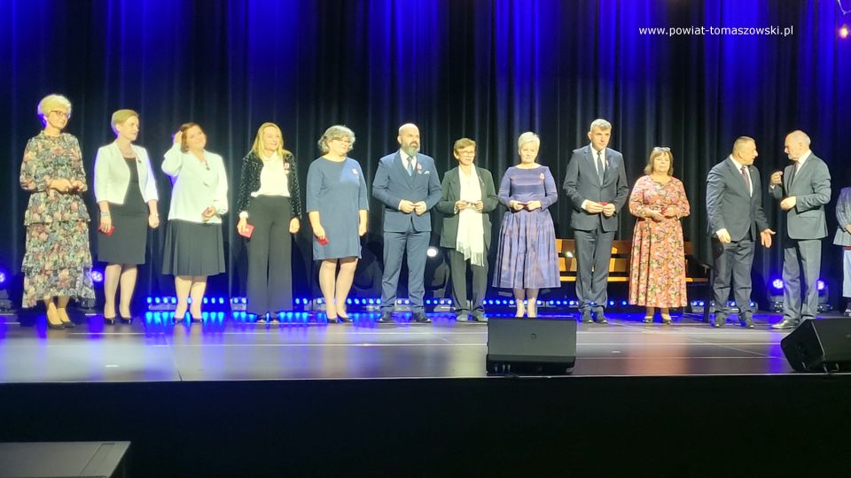 Na zdjęciu: uczestnicy obchodów Dnia Edukacji narodowej, które odbyły się we wtorek, 11 października 2022 roku, w sali widowiskowej Powiatowego Centrum Animacji Społecznej w Tomaszowie Mazowieckim Na zdjęciu: uczestnicy obchodów Dnia Edukacji narodowej, które odbyły się we wtorek, 11 października 2022 roku, w sali widowiskowej Powiatowego Centrum Animacji Społecznej w Tomaszowie Mazowieckim