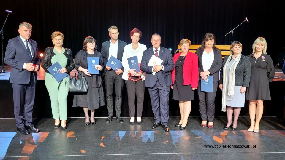 Na zdjęciu: uczestnicy obchodów Dnia Edukacji narodowej, które odbyły się we wtorek, 11 października 2022 roku, w sali widowiskowej Powiatowego Centrum Animacji Społecznej w Tomaszowie Mazowieckim Na zdjęciu: uczestnicy obchodów Dnia Edukacji narodowej, które odbyły się we wtorek, 11 października 2022 roku, w sali widowiskowej Powiatowego Centrum Animacji Społecznej w Tomaszowie Mazowieckim