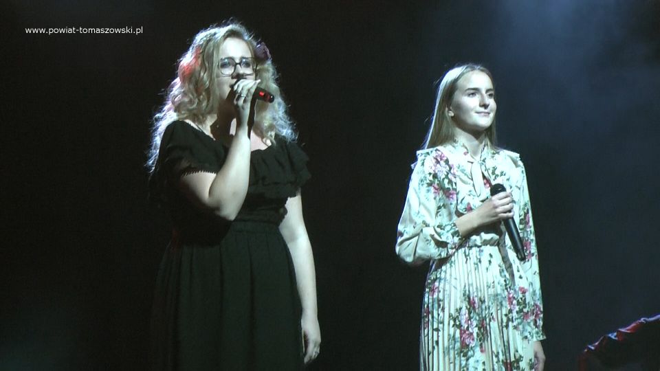 Na zdjęciu: uczestnicy obchodów Dnia Edukacji narodowej, które odbyły się we wtorek, 11 października 2022 roku, w sali widowiskowej Powiatowego Centrum Animacji Społecznej w Tomaszowie Mazowieckim Na zdjęciu: uczestnicy obchodów Dnia Edukacji narodowej, które odbyły się we wtorek, 11 października 2022 roku, w sali widowiskowej Powiatowego Centrum Animacji Społecznej w Tomaszowie Mazowieckim