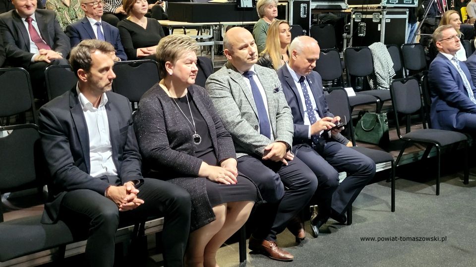 Na zdjęciu: uczestnicy obchodów Dnia Edukacji narodowej, które odbyły się we wtorek, 11 października 2022 roku, w sali widowiskowej Powiatowego Centrum Animacji Społecznej w Tomaszowie Mazowieckim Na zdjęciu: uczestnicy obchodów Dnia Edukacji narodowej, które odbyły się we wtorek, 11 października 2022 roku, w sali widowiskowej Powiatowego Centrum Animacji Społecznej w Tomaszowie Mazowieckim