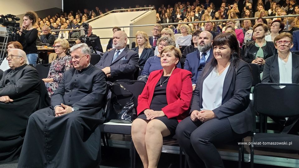 Na zdjęciu: uczestnicy obchodów Dnia Edukacji narodowej, które odbyły się we wtorek, 11 października 2022 roku, w sali widowiskowej Powiatowego Centrum Animacji Społecznej w Tomaszowie Mazowieckim Na zdjęciu: uczestnicy obchodów Dnia Edukacji narodowej, które odbyły się we wtorek, 11 października 2022 roku, w sali widowiskowej Powiatowego Centrum Animacji Społecznej w Tomaszowie Mazowieckim