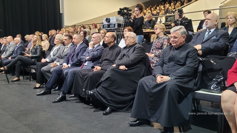 Na zdjęciu: uczestnicy obchodów Dnia Edukacji narodowej, które odbyły się we wtorek, 11 października 2022 roku, w sali widowiskowej Powiatowego Centrum Animacji Społecznej w Tomaszowie Mazowieckim Na zdjęciu: uczestnicy obchodów Dnia Edukacji narodowej, które odbyły się we wtorek, 11 października 2022 roku, w sali widowiskowej Powiatowego Centrum Animacji Społecznej w Tomaszowie Mazowieckim