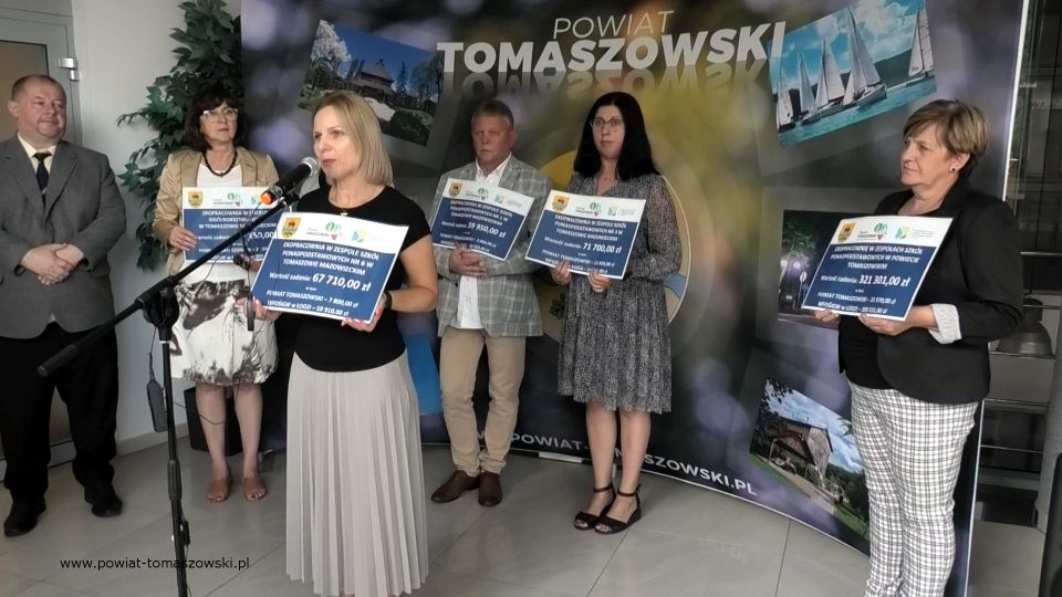 Na zdjęciu: uczestnicy konferencji prasowej w sprawie dofinansowania dla szkół na ekopracownie, która odbyła się w piątek, 8 lipca 2022 roku w sali konferencyjnej w Starostwie Powiatowym w Tomaszowie Mazowieckim 