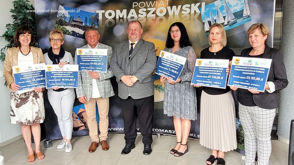 Na zdjęciu: uczestnicy konferencji prasowej w sprawie dofinansowania dla szkół na ekopracownie, która odbyła się w piątek, 8 lipca 2022 roku w sali konferencyjnej w Starostwie Powiatowym w Tomaszowie Mazowieckim 