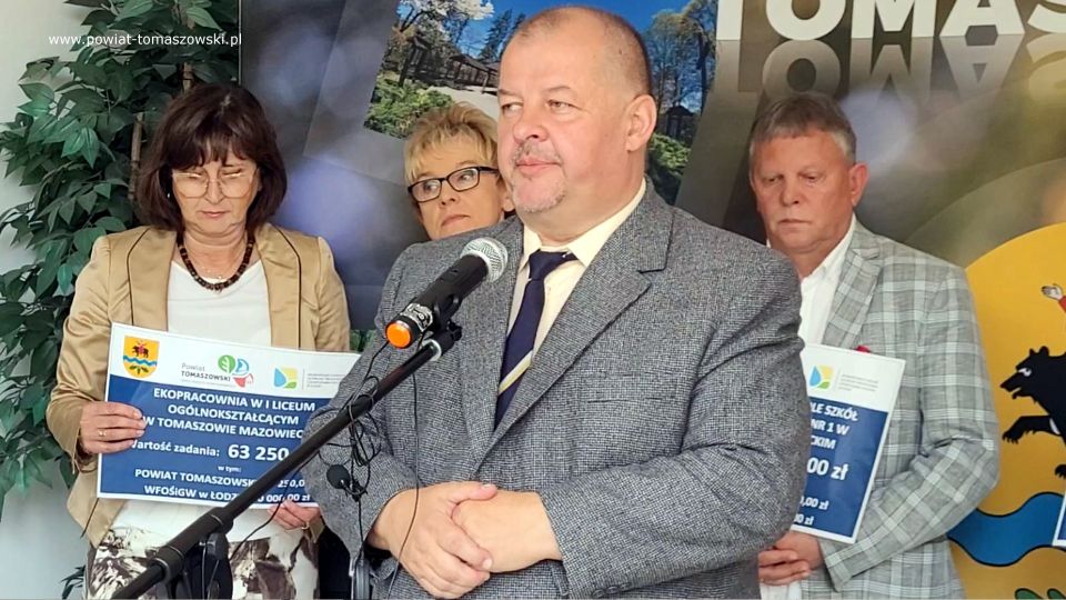 Na zdjęciu: uczestnicy konferencji prasowej w sprawie dofinansowania dla szkół na ekopracownie, która odbyła się w piątek, 8 lipca 2022 roku w sali konferencyjnej w Starostwie Powiatowym w Tomaszowie Mazowieckim 