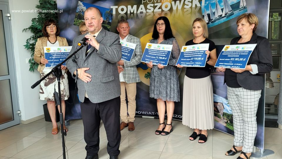 Na zdjęciu: uczestnicy konferencji prasowej w sprawie dofinansowania dla szkół na ekopracownie, która odbyła się w piątek, 8 lipca 2022 roku w sali konferencyjnej w Starostwie Powiatowym w Tomaszowie Mazowieckim 