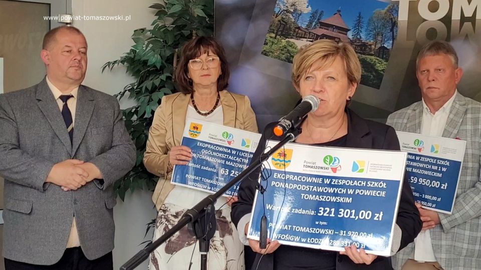 Na zdjęciu: uczestnicy konferencji prasowej w sprawie dofinansowania dla szkół na ekopracownie, która odbyła się w piątek, 8 lipca 2022 roku w sali konferencyjnej w Starostwie Powiatowym w Tomaszowie Mazowieckim 