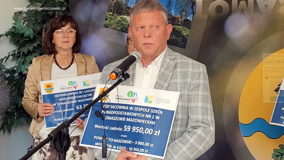 Na zdjęciu: uczestnicy konferencji prasowej w sprawie dofinansowania dla szkół na ekopracownie, która odbyła się w piątek, 8 lipca 2022 roku w sali konferencyjnej w Starostwie Powiatowym w Tomaszowie Mazowieckim 