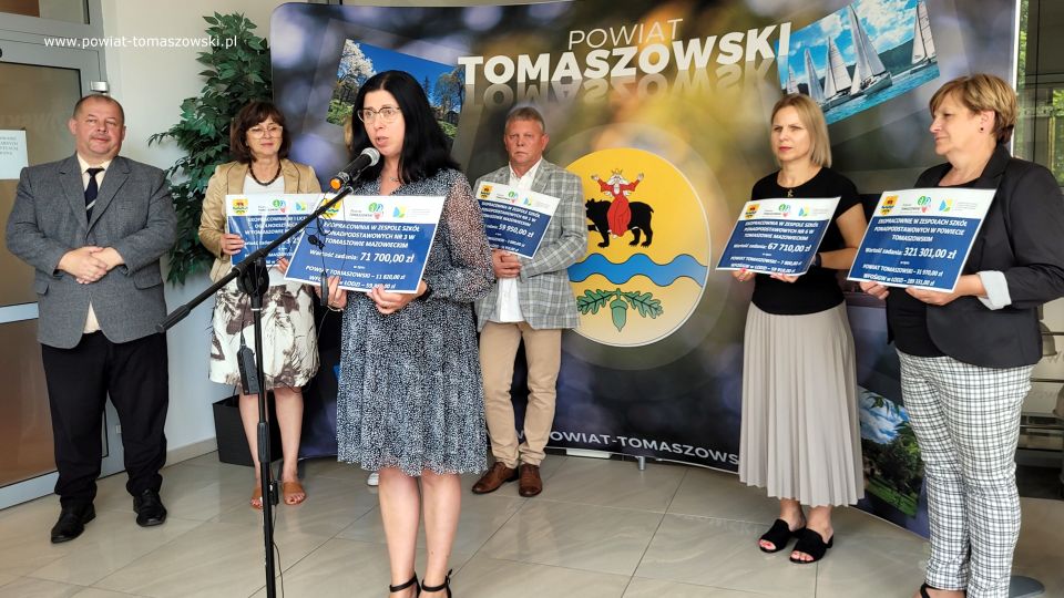 Na zdjęciu: uczestnicy konferencji prasowej w sprawie dofinansowania dla szkół na ekopracownie, która odbyła się w piątek, 8 lipca 2022 roku w sali konferencyjnej w Starostwie Powiatowym w Tomaszowie Mazowieckim 