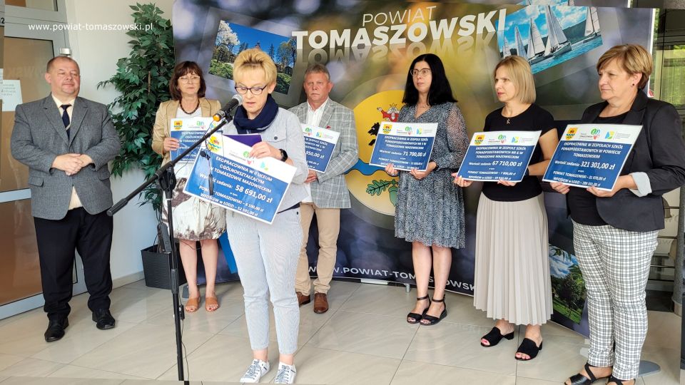Na zdjęciu: uczestnicy konferencji prasowej w sprawie dofinansowania dla szkół na ekopracownie, która odbyła się w piątek, 8 lipca 2022 roku w sali konferencyjnej w Starostwie Powiatowym w Tomaszowie Mazowieckim 