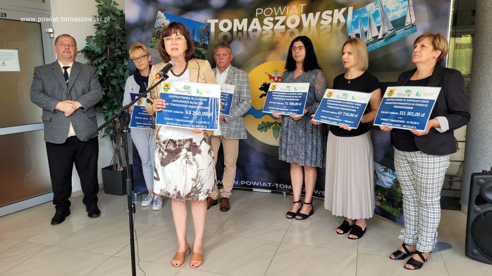 Na zdjęciu: uczestnicy konferencji prasowej w sprawie dofinansowania dla szkół na ekopracownie, która odbyła się w piątek, 8 lipca 2022 roku w sali konferencyjnej w Starostwie Powiatowym w Tomaszowie Mazowieckim 