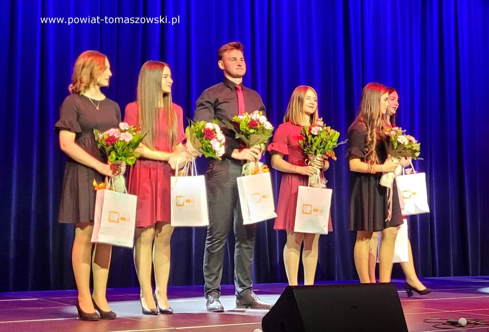 Na zdjęciu: uczestnicy Koncertu Niepodległościowego, który odbył się w Powiatowym Centrum Animacji Społecznej w  Tomaszowie Mazowieckim w sobotę, 12 listopada 2022 roku, o godzinie 16.00