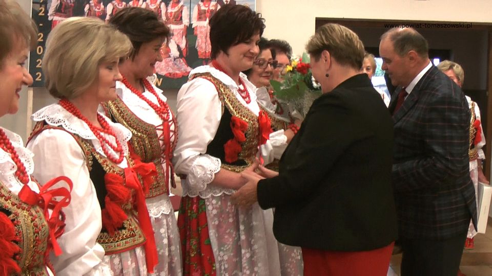 Na zdjęciu: uczestnicy uroczystości z okazji 50-lecia zespołu „Fajne Babki” z Będkowa, która odbyła się w Będkowie w sobotę, 8 października 2022 roku, 