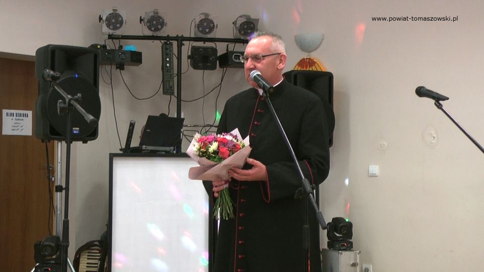 Na zdjęciu: uczestnicy uroczystości z okazji 50-lecia zespołu „Fajne Babki” z Będkowa, która odbyła się w Będkowie w sobotę, 8 października 2022 roku, 