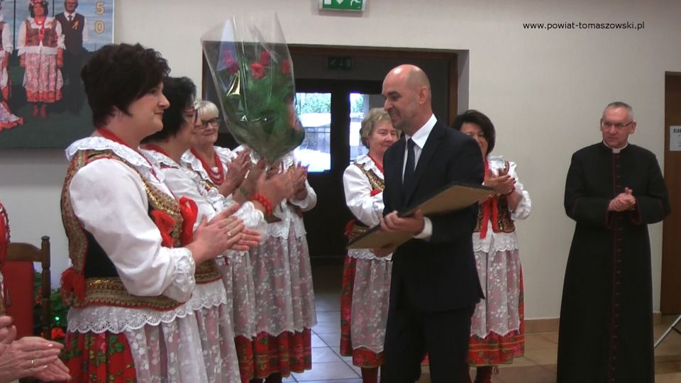 Na zdjęciu: uczestnicy uroczystości z okazji 50-lecia zespołu „Fajne Babki” z Będkowa, która odbyła się w Będkowie w sobotę, 8 października 2022 roku, 