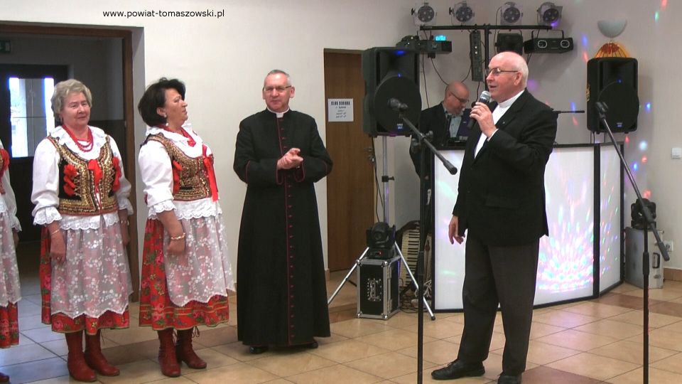 Na zdjęciu: uczestnicy uroczystości z okazji 50-lecia zespołu „Fajne Babki” z Będkowa, która odbyła się w Będkowie w sobotę, 8 października 2022 roku, 