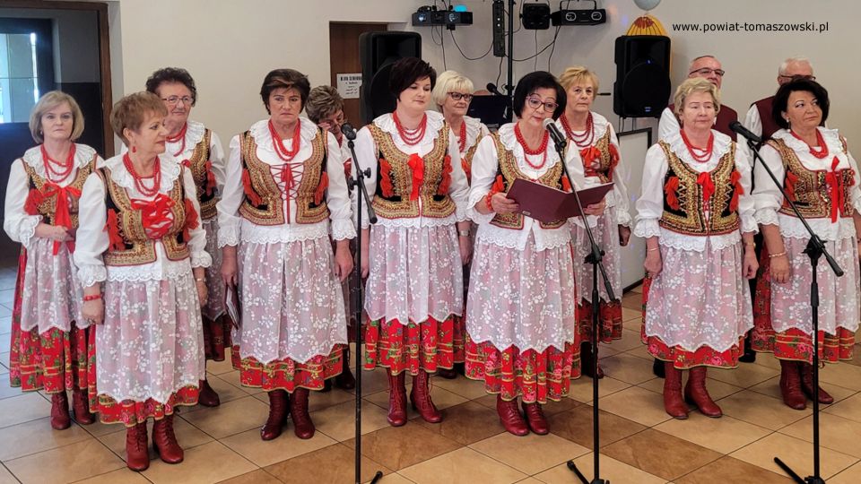 Na zdjęciu: uczestnicy uroczystości z okazji 50-lecia zespołu „Fajne Babki” z Będkowa, która odbyła się w Będkowie w sobotę, 8 października 2022 roku, 