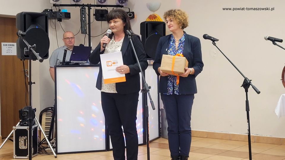 Na zdjęciu: uczestnicy uroczystości z okazji 50-lecia zespołu „Fajne Babki” z Będkowa, która odbyła się w Będkowie w sobotę, 8 października 2022 roku, 