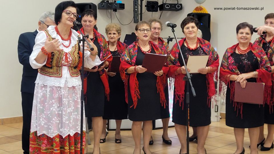 Na zdjęciu: uczestnicy uroczystości z okazji 50-lecia zespołu „Fajne Babki” z Będkowa, która odbyła się w Będkowie w sobotę, 8 października 2022 roku, 