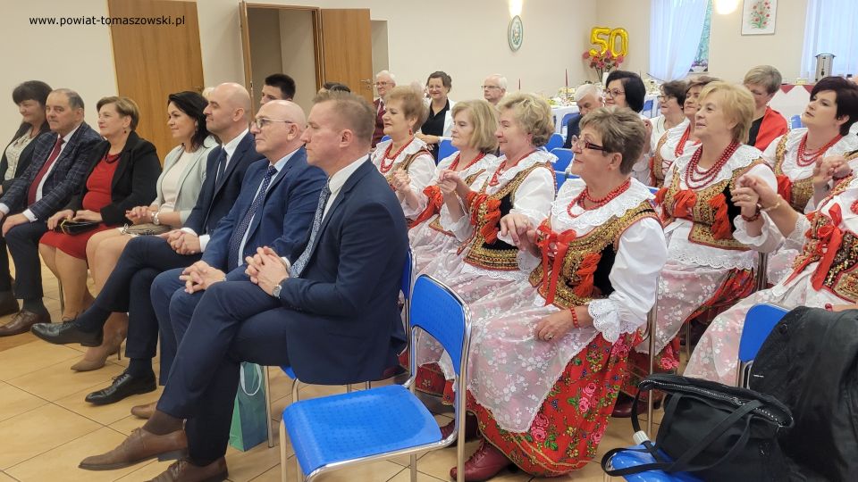 Na zdjęciu: uczestnicy uroczystości z okazji 50-lecia zespołu „Fajne Babki” z Będkowa, która odbyła się w Będkowie w sobotę, 8 października 2022 roku, 