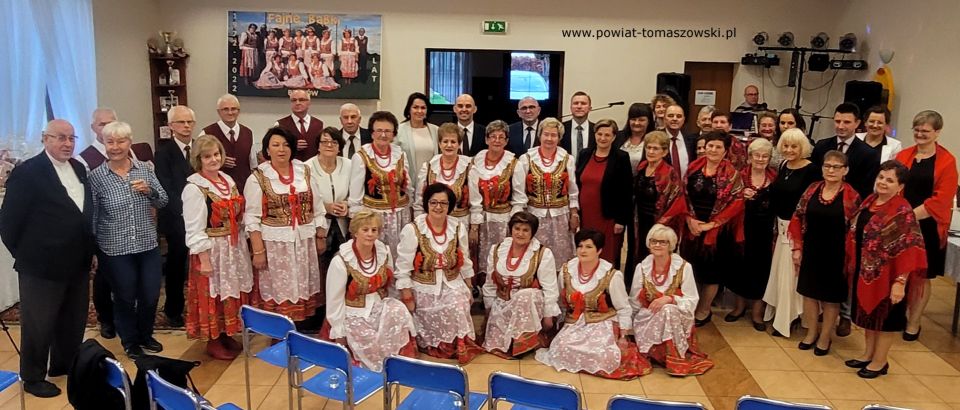 Na zdjęciu: uczestnicy uroczystości z okazji 50-lecia zespołu „Fajne Babki” z Będkowa, która odbyła się w Będkowie w sobotę, 8 października 2022 roku, 