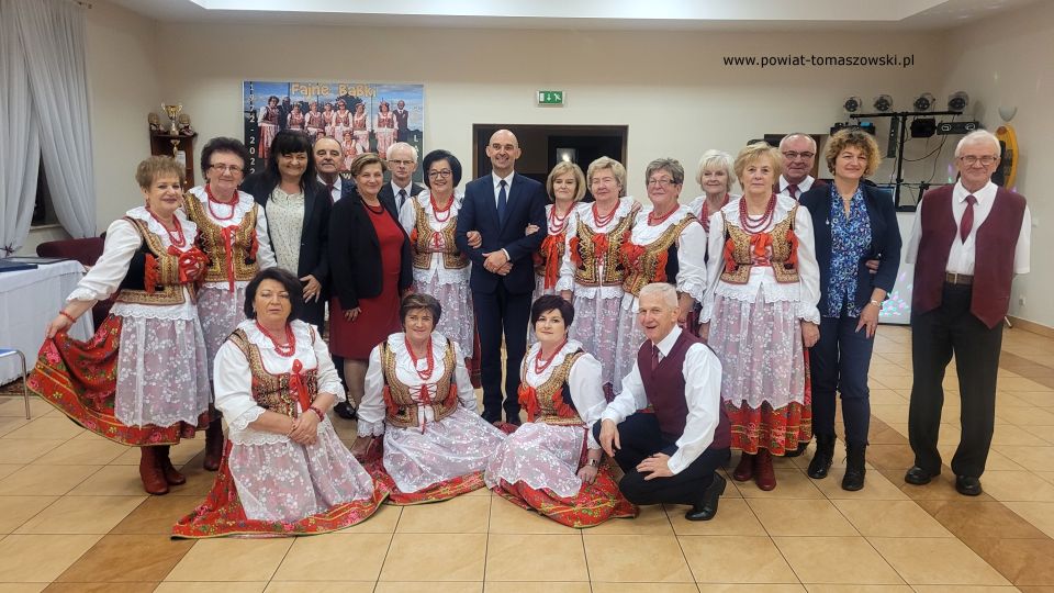 Na zdjęciu: uczestnicy uroczystości z okazji 50-lecia zespołu „Fajne Babki” z Będkowa, która odbyła się w Będkowie w sobotę, 8 października 2022 roku, 