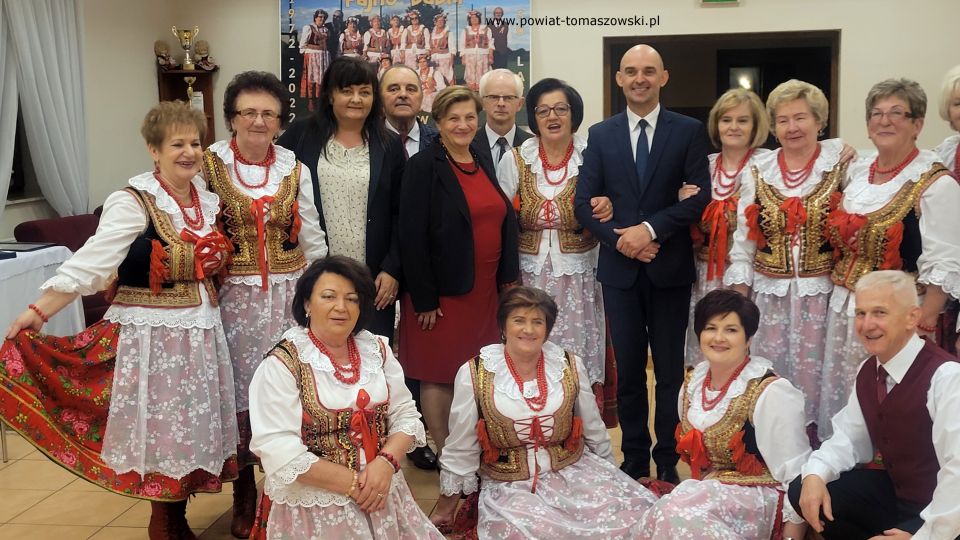 Na zdjęciu: uczestnicy uroczystości z okazji 50-lecia zespołu „Fajne Babki” z Będkowa, która odbyła się w Będkowie w sobotę, 8 października 2022 roku, 
