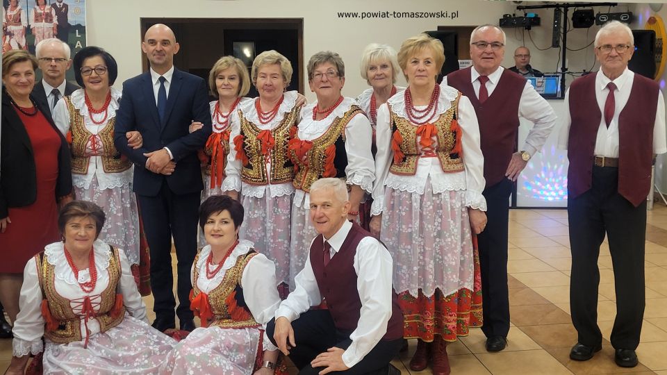 Na zdjęciu: uczestnicy uroczystości z okazji 50-lecia zespołu „Fajne Babki” z Będkowa, która odbyła się w Będkowie w sobotę, 8 października 2022 roku, 