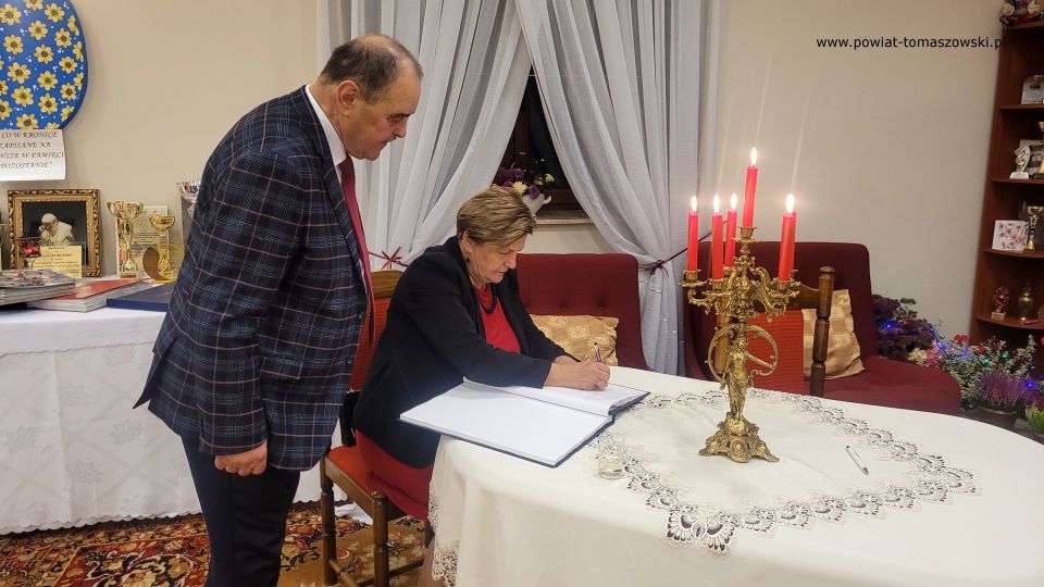 Na zdjęciu: uczestnicy uroczystości z okazji 50-lecia zespołu „Fajne Babki” z Będkowa, która odbyła się w Będkowie w sobotę, 8 października 2022 roku, 