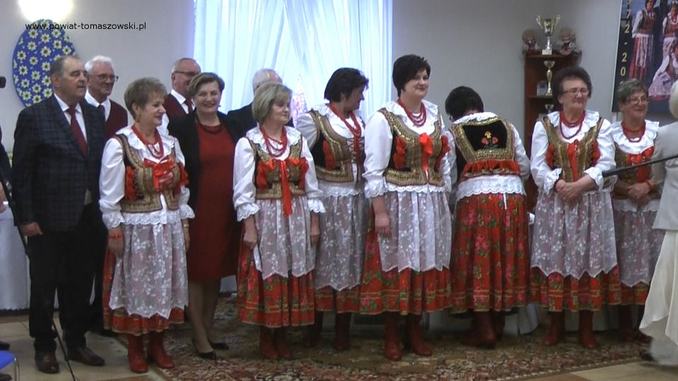 Na zdjęciu: uczestnicy uroczystości z okazji 50-lecia zespołu „Fajne Babki” z Będkowa, która odbyła się w Będkowie w sobotę, 8 października 2022 roku, 
