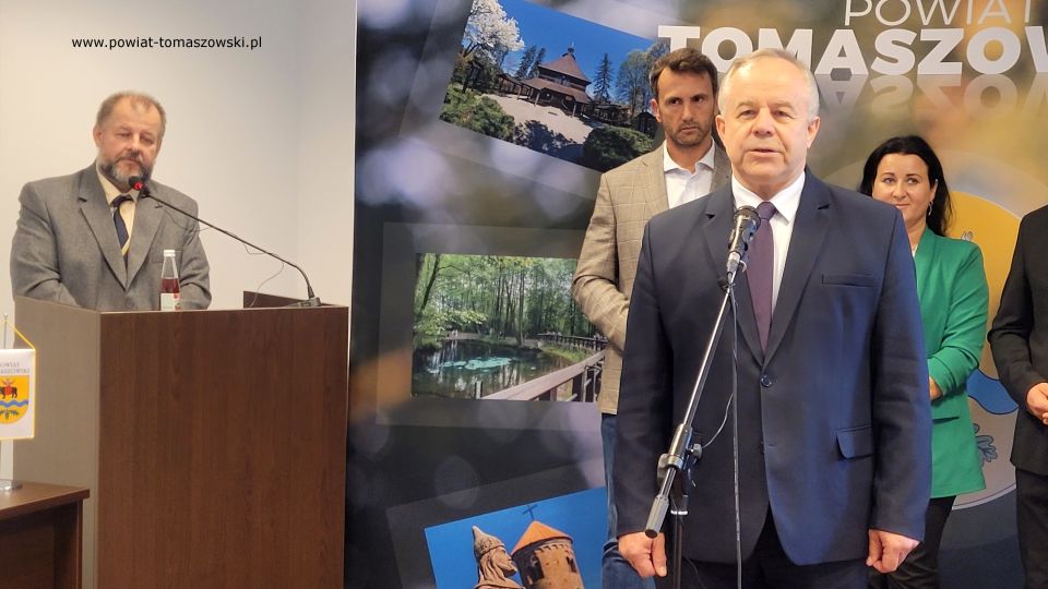 Na zdjęciu: uczestnicy konferencji prasowej poświęconej realizacji projektu unijnego Geoportal Powiatu Tomaszowskiego, która odbyła się w sali konferencyjnej w Starostwie Powiatowym w Tomaszowie Mazowieckim we wtorek, 4 października 2022 roku, 