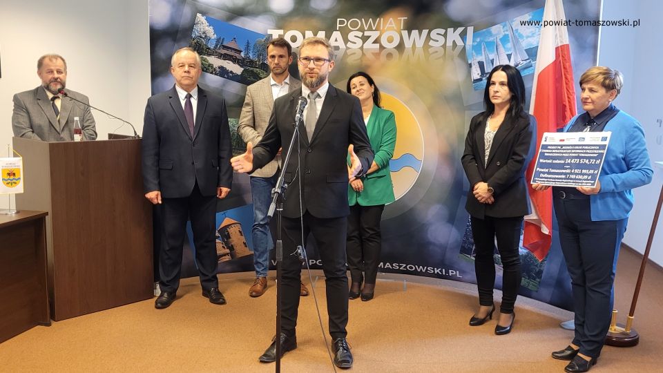 Na zdjęciu: uczestnicy konferencji prasowej poświęconej realizacji projektu unijnego Geoportal Powiatu Tomaszowskiego, która odbyła się w sali konferencyjnej w Starostwie Powiatowym w Tomaszowie Mazowieckim we wtorek, 4 października 2022 roku, 