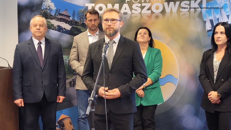 Na zdjęciu: uczestnicy konferencji prasowej poświęconej realizacji projektu unijnego Geoportal Powiatu Tomaszowskiego, która odbyła się w sali konferencyjnej w Starostwie Powiatowym w Tomaszowie Mazowieckim we wtorek, 4 października 2022 roku, 