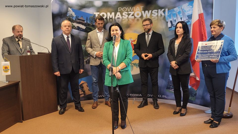 Na zdjęciu: uczestnicy konferencji prasowej poświęconej realizacji projektu unijnego Geoportal Powiatu Tomaszowskiego, która odbyła się w sali konferencyjnej w Starostwie Powiatowym w Tomaszowie Mazowieckim we wtorek, 4 października 2022 roku, Na zdjęciu: uczestnicy konferencji prasowej poświęconej realizacji projektu unijnego Geoportal Powiatu Tomaszowskiego, która odbyła się w sali konferencyjnej w Starostwie Powiatowym w Tomaszowie Mazowieckim we wtorek, 4 października 2022 roku,