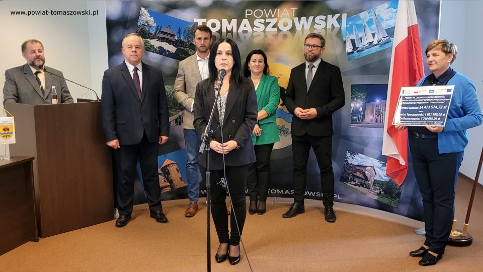 Na zdjęciu: uczestnicy konferencji prasowej poświęconej realizacji projektu unijnego Geoportal Powiatu Tomaszowskiego, która odbyła się w sali konferencyjnej w Starostwie Powiatowym w Tomaszowie Mazowieckim we wtorek, 4 października 2022 roku, 