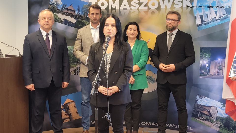 Na zdjęciu: uczestnicy konferencji prasowej poświęconej realizacji projektu unijnego Geoportal Powiatu Tomaszowskiego, która odbyła się w sali konferencyjnej w Starostwie Powiatowym w Tomaszowie Mazowieckim we wtorek, 4 października 2022 roku, 