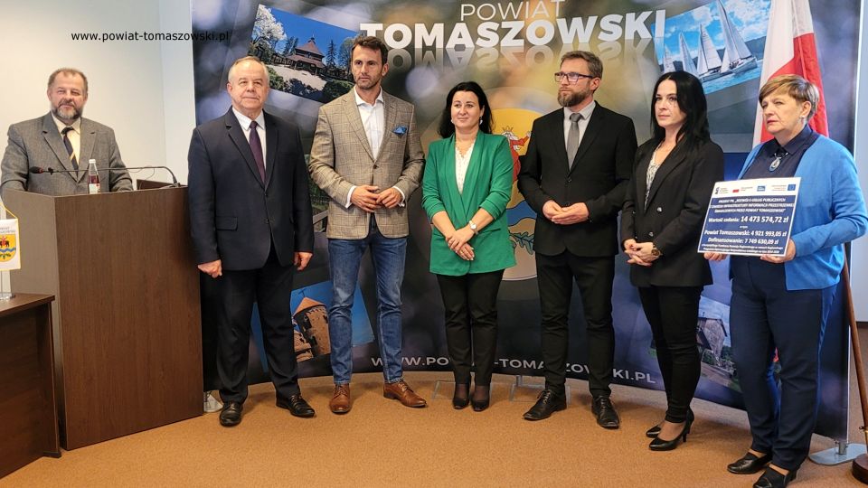 Na zdjęciu: uczestnicy konferencji prasowej poświęconej realizacji projektu unijnego Geoportal Powiatu Tomaszowskiego, która odbyła się w sali konferencyjnej w Starostwie Powiatowym w Tomaszowie Mazowieckim we wtorek, 4 października 2022 roku, 