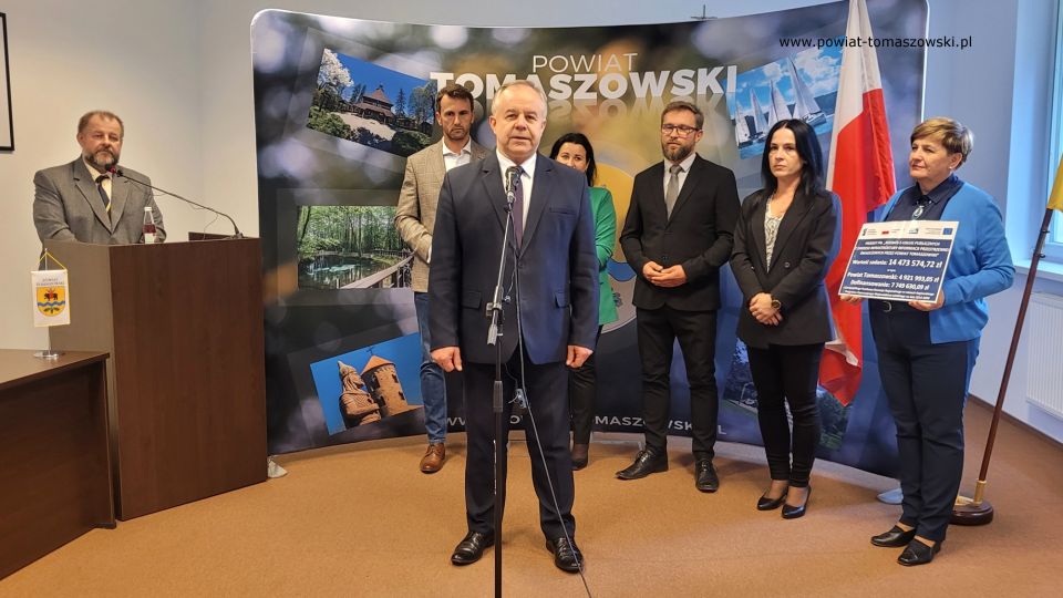 Na zdjęciu: uczestnicy konferencji prasowej poświęconej realizacji projektu unijnego Geoportal Powiatu Tomaszowskiego, która odbyła się w sali konferencyjnej w Starostwie Powiatowym w Tomaszowie Mazowieckim we wtorek, 4 października 2022 roku, Na zdjęciu: uczestnicy konferencji prasowej poświęconej realizacji projektu unijnego Geoportal Powiatu Tomaszowskiego, która odbyła się w sali konferencyjnej w Starostwie Powiatowym w Tomaszowie Mazowieckim we wtorek, 4 października 2022 roku,