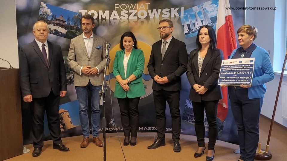 Na zdjęciu: uczestnicy konferencji prasowej poświęconej realizacji projektu unijnego Geoportal Powiatu Tomaszowskiego, która odbyła się w sali konferencyjnej w Starostwie Powiatowym w Tomaszowie Mazowieckim we wtorek, 4 października 2022 roku, 