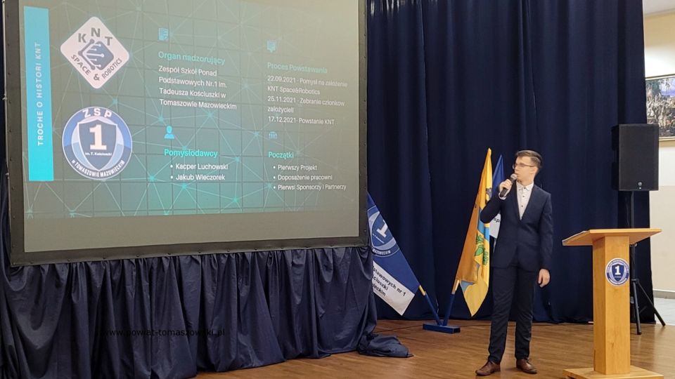 Na zdjęciu: uczestnicy konferencji Koła Naukowo-Technicznego działającego przy Zespole Szkół Ponadpodstawowych nr 1 im. Tadeusza Kościuszki w Tomaszowie Mazowieckim, która odbyła się w czwartek, 22 września 2022 roku, w auli ZSP nr 1