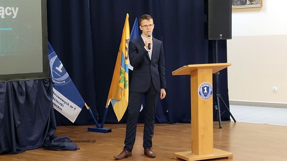 Na zdjęciu: uczestnicy konferencji Koła Naukowo-Technicznego działającego przy Zespole Szkół Ponadpodstawowych nr 1 im. Tadeusza Kościuszki w Tomaszowie Mazowieckim, która odbyła się w czwartek, 22 września 2022 roku, w auli ZSP nr 1