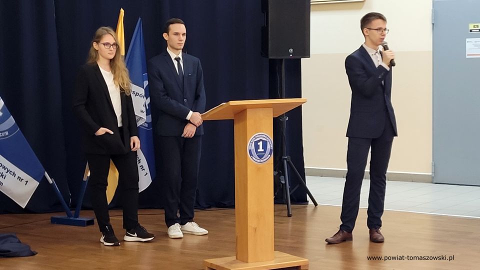 Na zdjęciu: uczestnicy konferencji Koła Naukowo-Technicznego działającego przy Zespole Szkół Ponadpodstawowych nr 1 im. Tadeusza Kościuszki w Tomaszowie Mazowieckim, która odbyła się w czwartek, 22 września 2022 roku, w auli ZSP nr 1