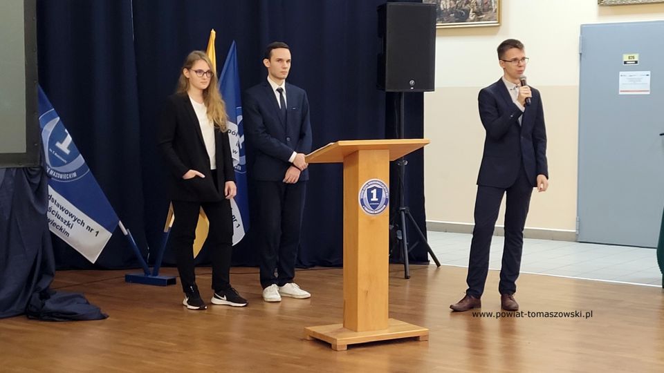Na zdjęciu: uczestnicy konferencji Koła Naukowo-Technicznego działającego przy Zespole Szkół Ponadpodstawowych nr 1 im. Tadeusza Kościuszki w Tomaszowie Mazowieckim, która odbyła się w czwartek, 22 września 2022 roku, w auli ZSP nr 1
