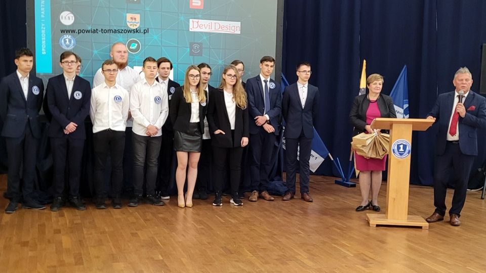 Na zdjęciu: uczestnicy konferencji Koła Naukowo-Technicznego działającego przy Zespole Szkół Ponadpodstawowych nr 1 im. Tadeusza Kościuszki w Tomaszowie Mazowieckim, która odbyła się w czwartek, 22 września 2022 roku, w auli ZSP nr 1