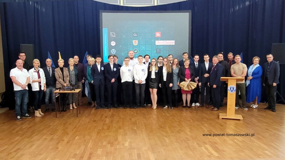 Na zdjęciu: uczestnicy konferencji Koła Naukowo-Technicznego działającego przy Zespole Szkół Ponadpodstawowych nr 1 im. Tadeusza Kościuszki w Tomaszowie Mazowieckim, która odbyła się w czwartek, 22 września 2022 roku, w auli ZSP nr 1