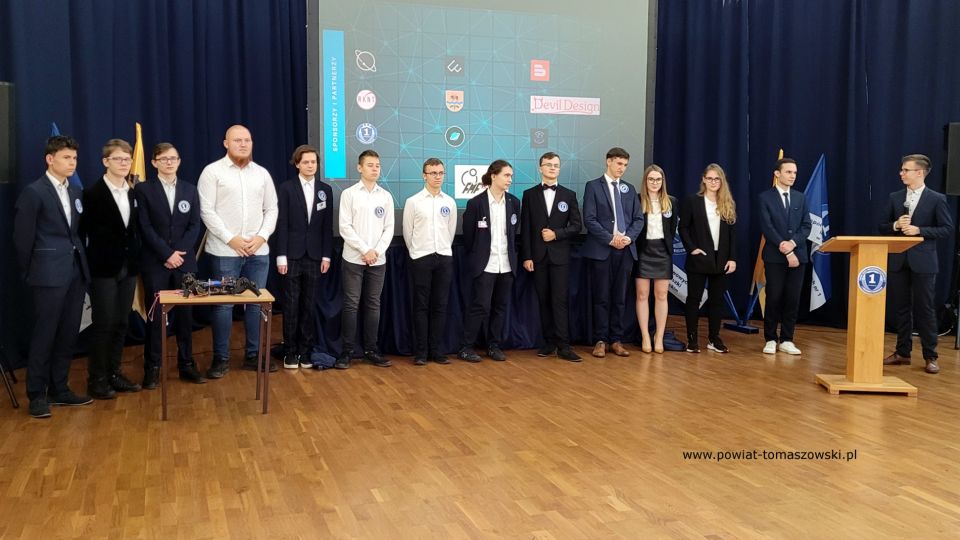 Na zdjęciu: uczestnicy konferencji Koła Naukowo-Technicznego działającego przy Zespole Szkół Ponadpodstawowych nr 1 im. Tadeusza Kościuszki w Tomaszowie Mazowieckim, która odbyła się w czwartek, 22 września 2022 roku, w auli ZSP nr 1